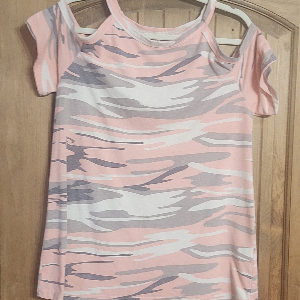 Camouflage Cold Shoulder Tee in Pink and Gray